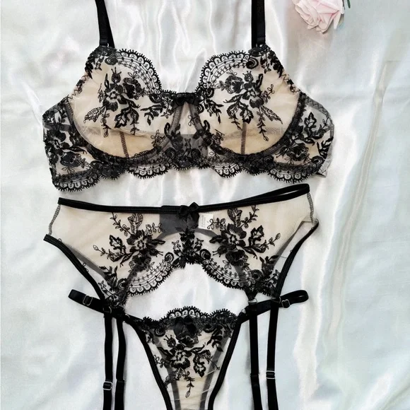 Black Lace Lingerie Set - Picture 7 of 9